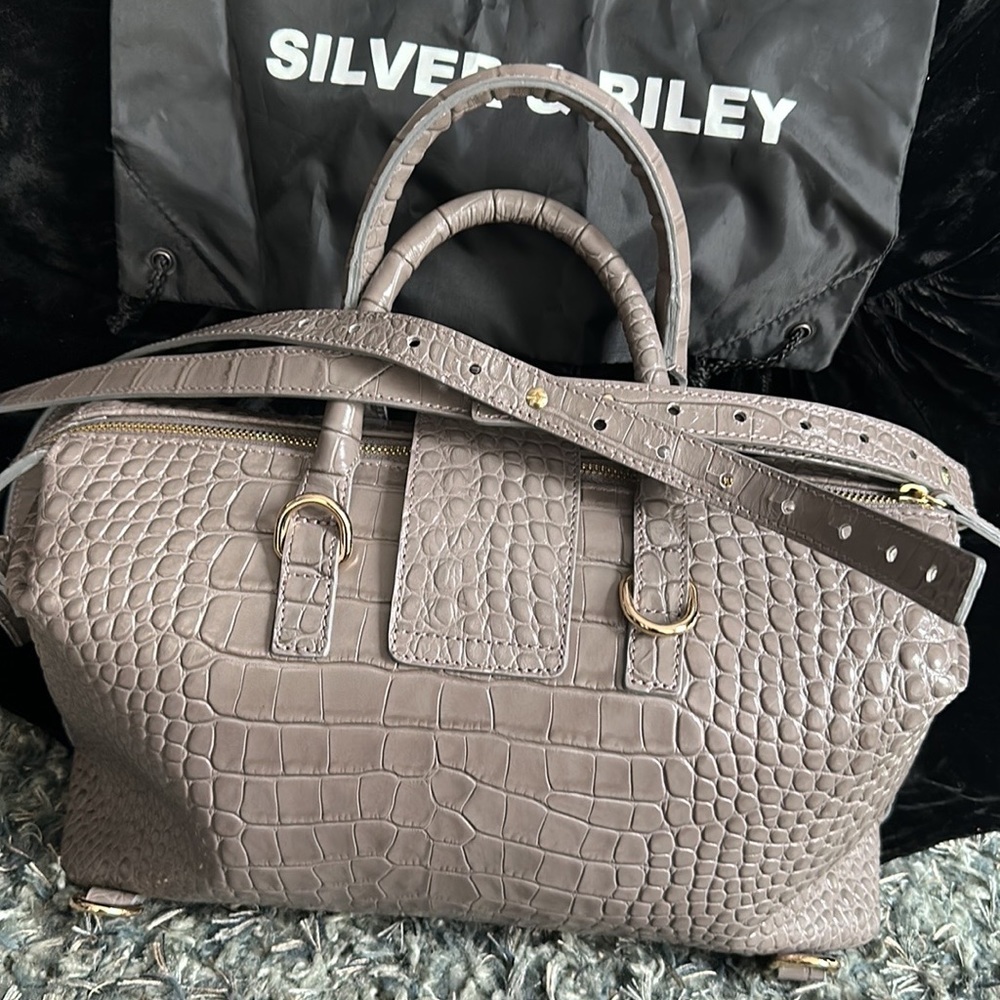 SILVER & RILEY

CONVERTIBLE EXECUTIVE LEATHER BAG IN CROCODILE PRINT COOL GRAY